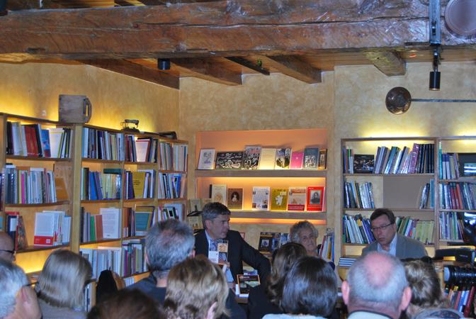 La presentació del llibre del Josep Puigbó "(S)avis. Lluny del silenci i de la queixa",  va ser el primer acte al nou local de La Puça. | Actualitat  - Llibreria La Puça | Llibreria online d'Andorra - Comprar llibres en català online - Llibres Andorra i Pirineu