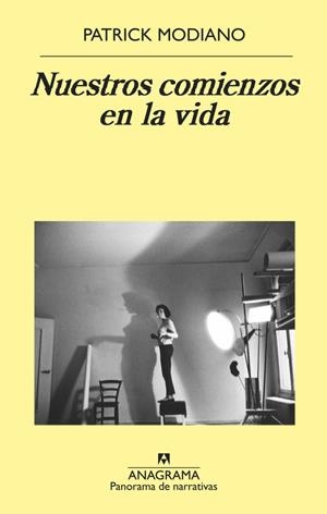 NUESTROS COMIENZOS EN LA VIDA | 9788433980137 | MODIANO, PATRICK | Llibreria La Puça | Llibreria online d'Arsèguel - Comprar llibres en català online - Llibres Andorra i Pirineu